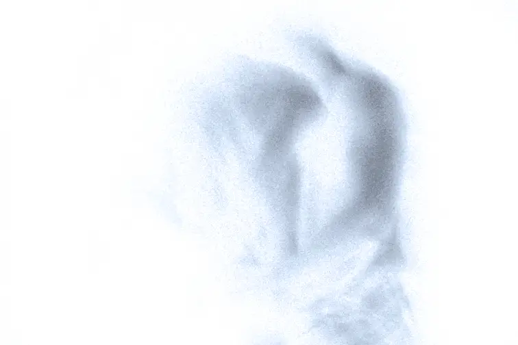 Nuée d'oiseaux en vol dans un ciel blanc granuleux, photographie aérienne minimaliste
