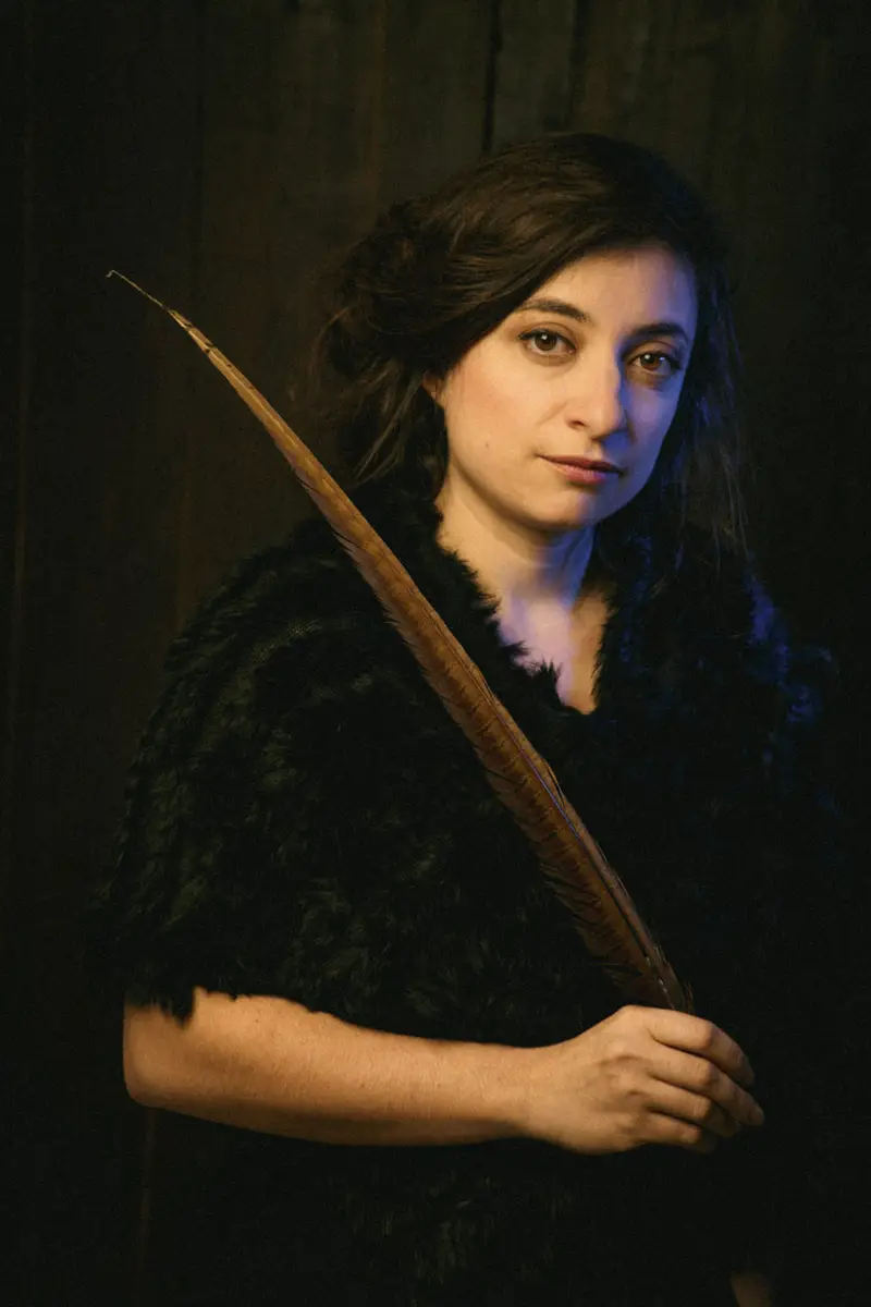 Portrait d'une femme en cape de fourrure noire tenant une plume, éclairée par un chiaroscuro doré et bleu dans un style néo-renaissance flamand