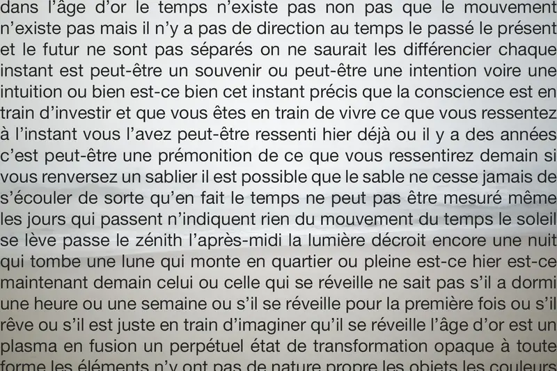 Portrait avec yeux fermés, larme ou goutte sur la joue, émotion contenue