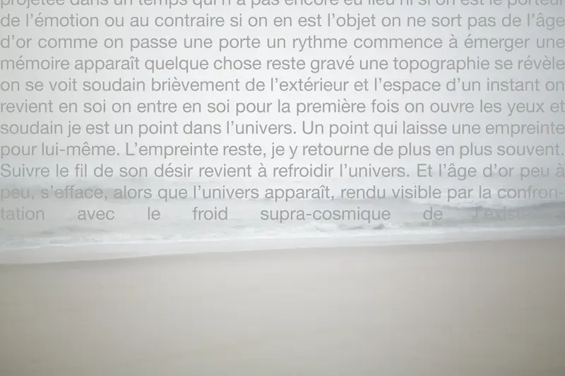 Dos nu avec colonne vertébrale visible, lumière latérale, anatomie et fragilité