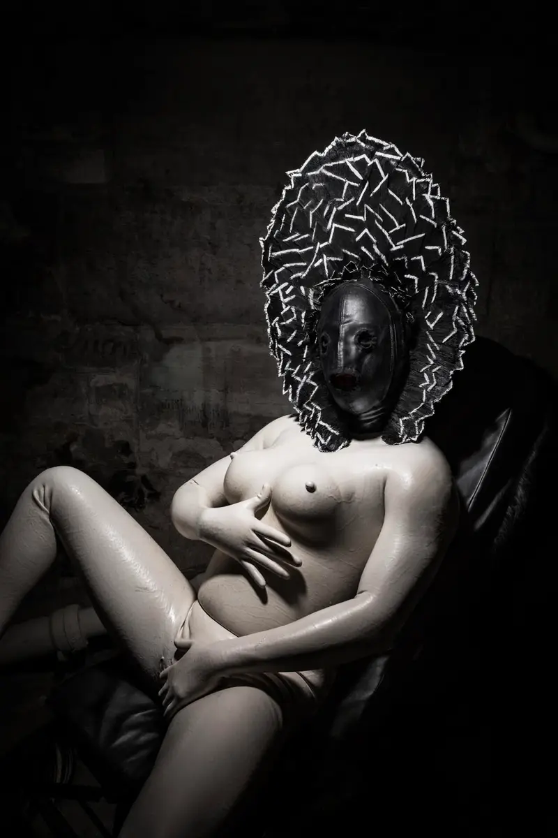 Figure nue masquée au halo métallique, éclairée de clair-obscur dramatique dans un style surréaliste inquiétant
