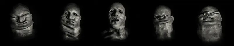 Portrait polyptique d'un homme chauve au visage déformé par compression, éclairé de manière dramatique dans un style noir et blanc granuleux