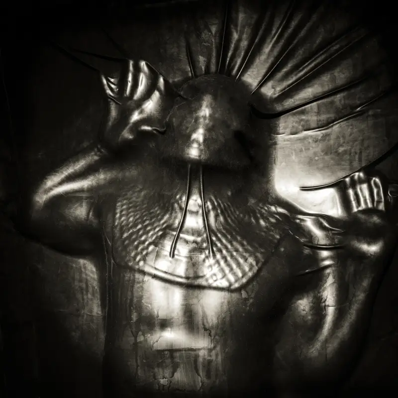 Sculpture métallique d'un cœur sacré encadré par deux mains, éclairage dramatique en clair-obscur, style religieux baroque