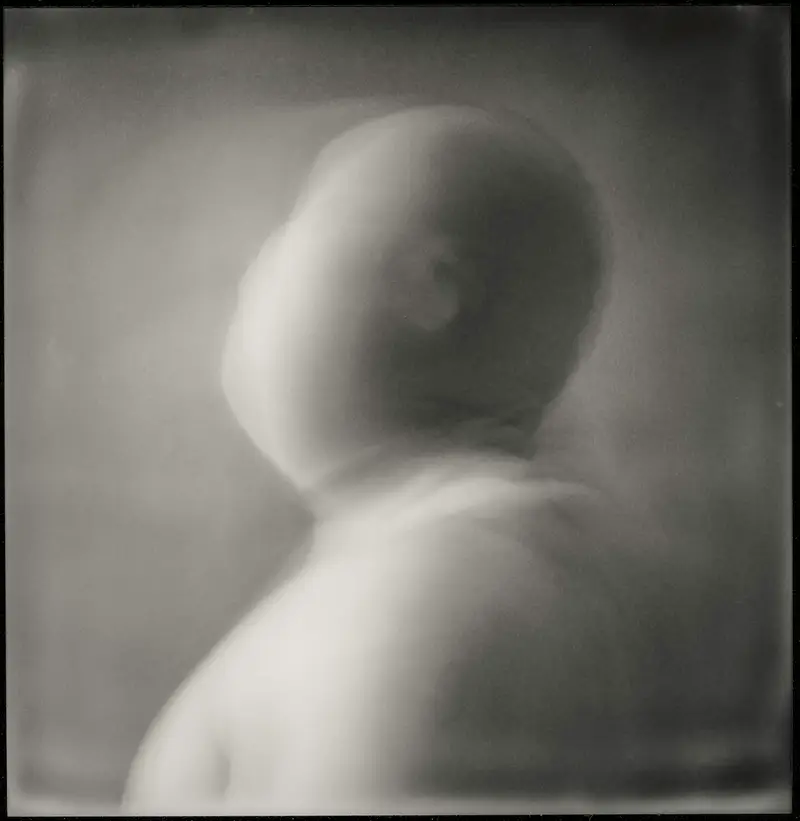 Nu flou et lumineux sur fond sombre, dans un style éthéré et pictorialiste