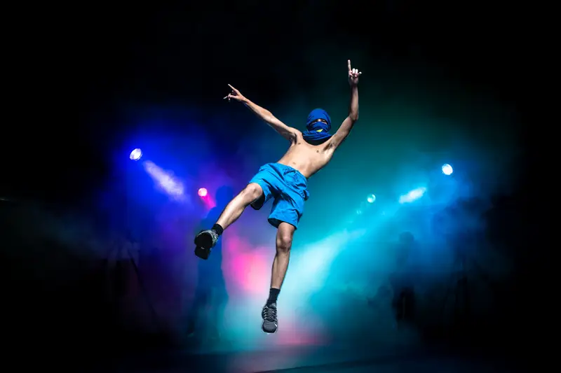 Homme en mouvement, danse contemporaine, flou artistique, fond neutre