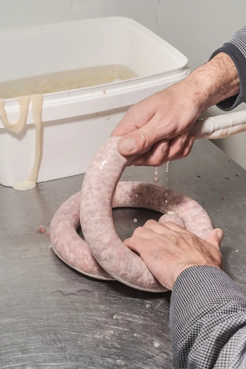 Détail d'outil agricole, fourche ou bêche, métal usé, travail
