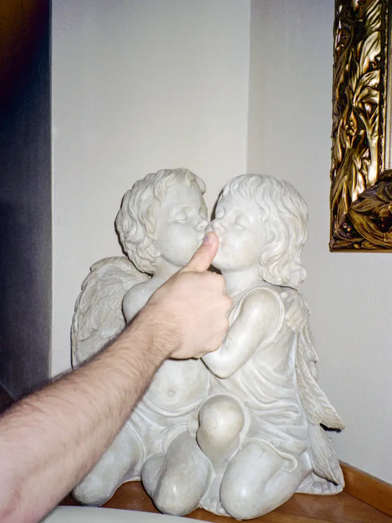 Visage dans un miroir brisé, reflets multiples, fragmentation identitaire