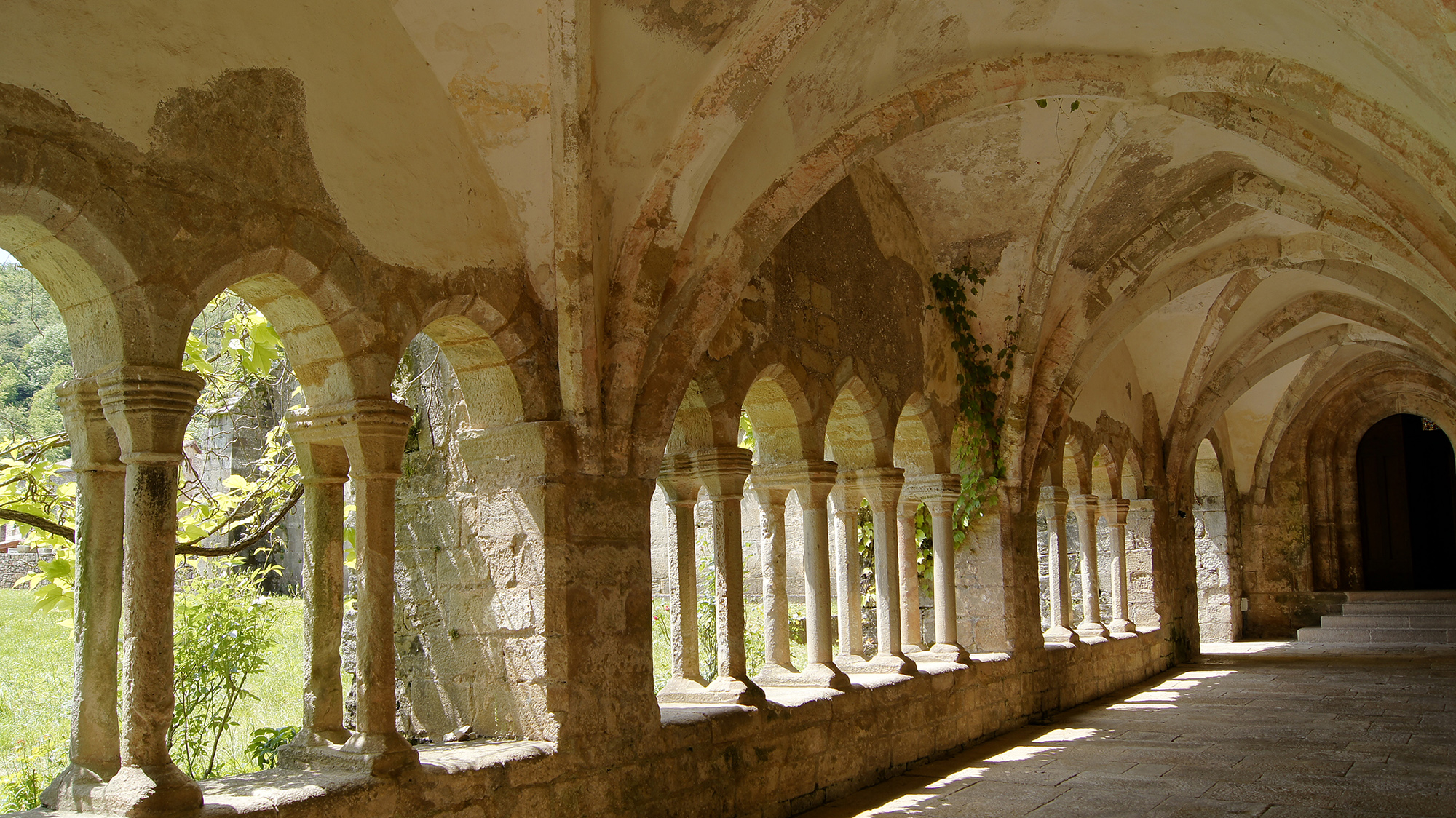 Cloître de l'Abbaye de Sylvanès, construit dans la deuxième moitié du XIIème siècle, voûté au XIIIème siècle - crédit photo CC Pons de Léras